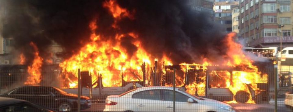 Metrobüs alev alev yandı-2