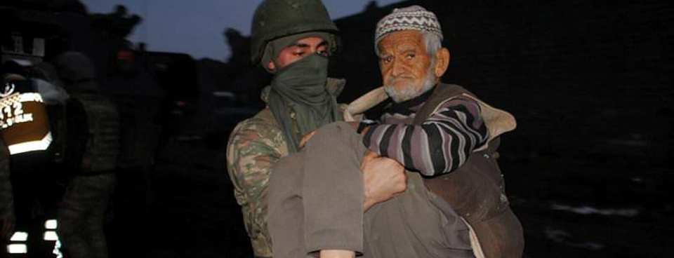 Ölüme terk edilen yaşlı çifti asker kurtardı-1