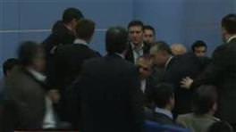 Bakan protestocu genci kürsüye aldı