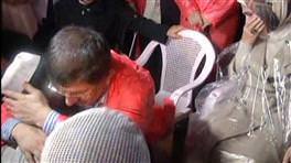 Davutoğlu'na sarıldı, gözyaşlarını tutumadı