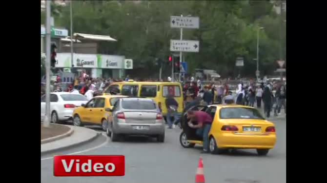 Polis ve gazetecilere saldırdılar!