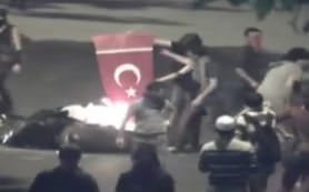 Çevreci eylemciler! Türk bayrağını yaktılar