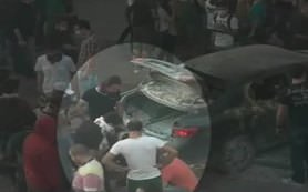 Provokatörler arabayı yağmaladı