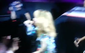 Rihanna hayranına mikrofonla saldırdı