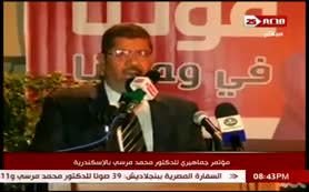 Konuşmasını yarıda kesip ezan okumaya başlıyor