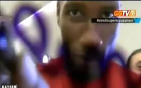 Didier Drogba'dan kameraya imza