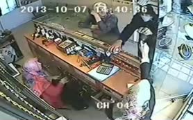 Hırsız kuyumcuya girdiğine pişman oldu