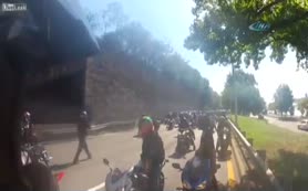 Motorculara çatmanın cezasını fena ödedi