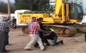Eylem yaptığı kepçeyle polise çarptı