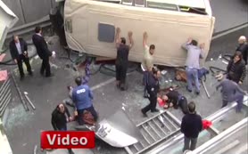 Minibüs köprüden aşağı uçtu!