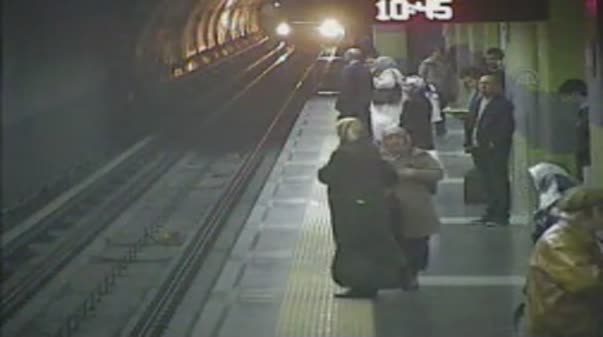 Ankara metrosunda mucize kurtuluş-1