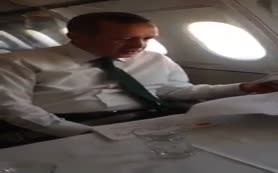 Başbakan uçakta türkü söyledi