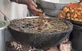 Kızgın yağa elini daldırıyor