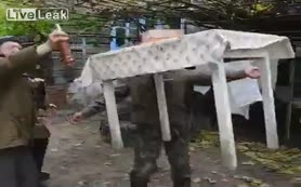 Ağzıyla koca masayı kaldırdı!