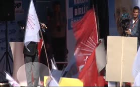 Kılıçdaroğlu'na ayakkabı fırlatıldı