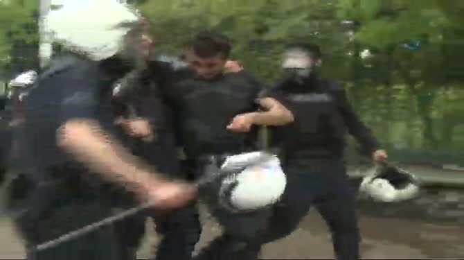 Polisi linç ettiler!