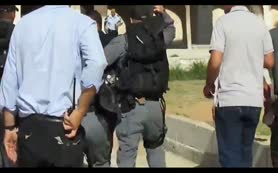 Namaz kılmak isteyen yaşlı adama dayak