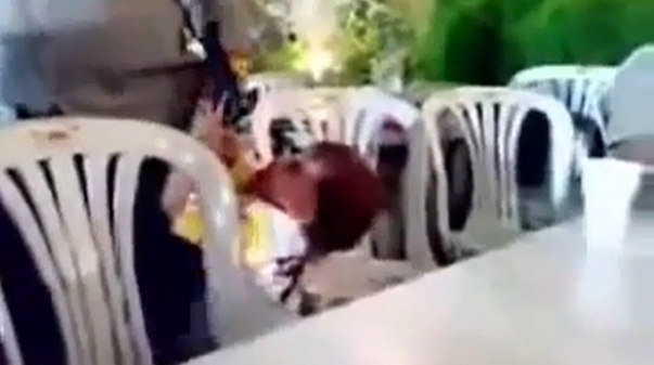 3 yaşındaki çocuk babasını böyle vurdu-1