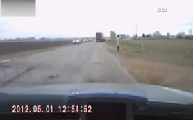 Tırın içinden geçen adam kafalarda soru işareti bıraktı