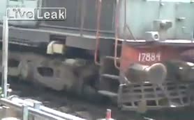 Trenin altında kaldı, kurtuldu!