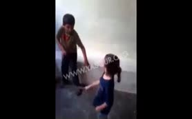 Kızlarına Filistinli çocuğu dövdürtüyorlar!