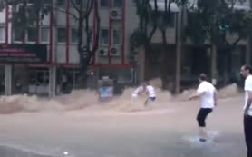 Kadın selden böyle kurtarıldı