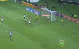 Alex Maradona'yı taklit etti ama hakeme yakalandı