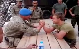 Türk askeri ile Hollandalı askerin bilek güreşi