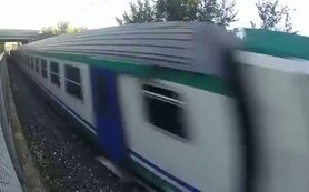 Tren raylarına uzandı ve bekledi