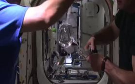 Uzay istasyonunda inanılmaz su topu gösterisi