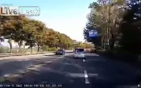 Sürücü aracından sopayla indi ama...