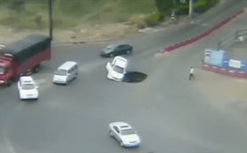 Koca çukur otomobili böyle yuttu
