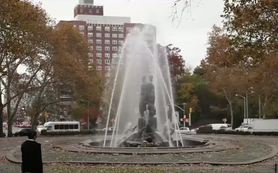 New York sokaklarında çocukluğunu yeniden yaşayan insanlar