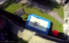 Kendini uçurumdan aşağı attı! İzlerken sıkı durun!