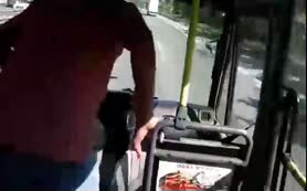 Direksiyonu bırakıp horon tepti!