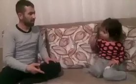 Babayla kızının kavgası güldürdü