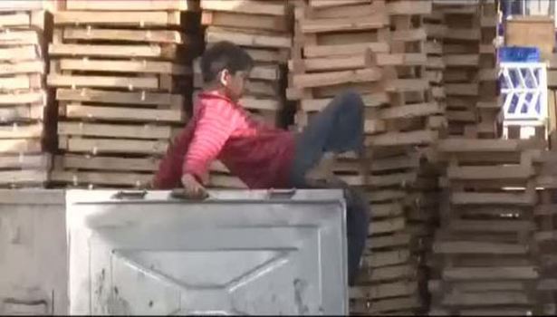 Çöpte bulduğu salatalık Suriyeli çocuğu böyle sevindirdi