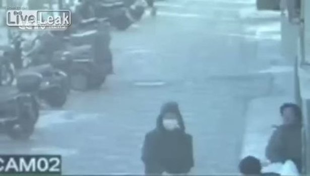 4.kattan düşen kızı yakalayabilmek için seferber oldular