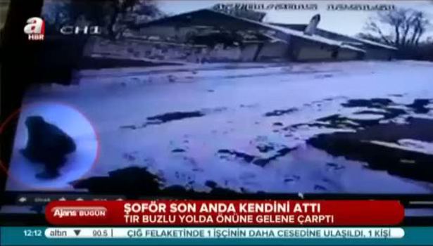 Buzlu yolda kontrolden çıkan TIR böyle kaza yaptı