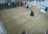 Yaramaz çocuk namaz kılan adamın taburesini çekerse