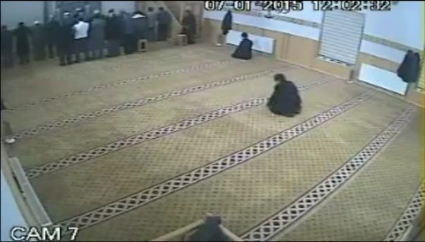 Yaramaz çocuk namaz kılan adamın taburesini çekerse