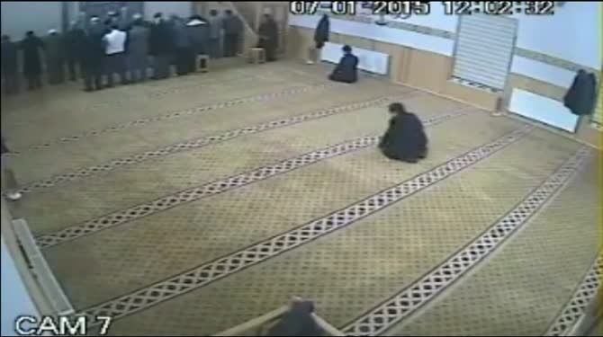 Yaramaz çocuk namaz kılan adamın taburesini çekerse