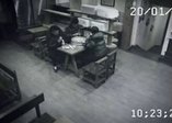 Genç kız 3 adamı böyle dövdü