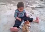 Yemeğini tavuklara kaptıran çocuk