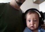 Rock müzik dinleyen sevimli bebeğin tepkisi