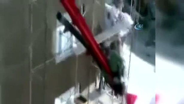İnşaat işçisinden yok artık dedirten görüntü