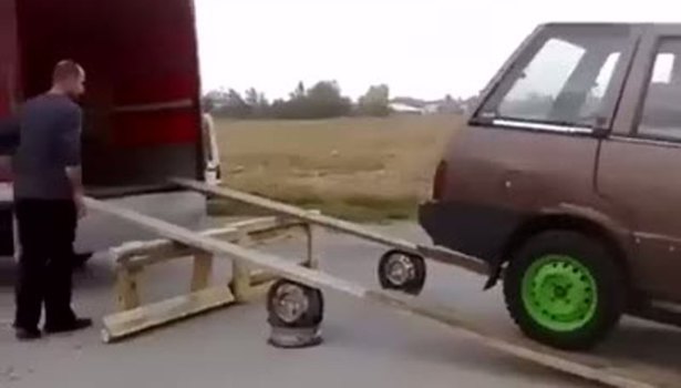 Aracını TIR'a yüklemek isterken