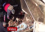 Belediye işçileri yıkılan duvarın altında kaldı