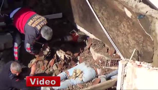 Belediye işçileri yıkılan duvarın altında kaldı