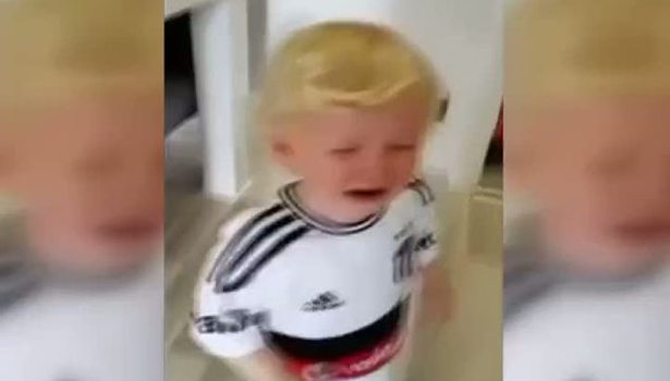 Ufak çocuğun ağlatan Demba Ba sevgisi
